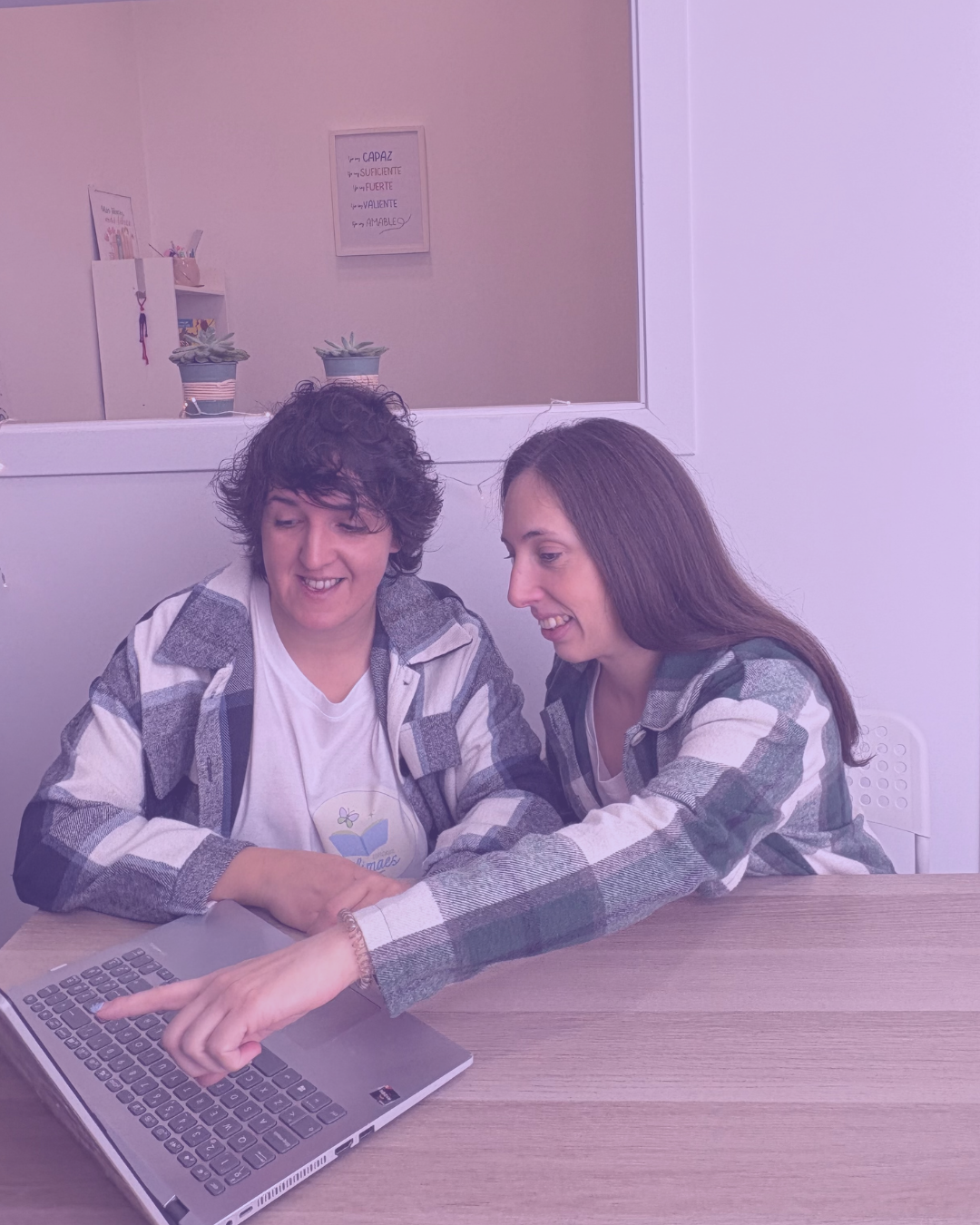 Equipo de Edimaes trabajando en una sesión de asesoría